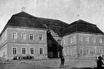 zámek od jihu na snímku z počátku 20. století (© Antonín Cechner: Soupis památek historických a uměleckých v Království Českém, sv. 39 Politický okres rakovnický, II. díl, Archaelogická komise při České akademii císaře Františka Josefa pro vědy, slovesnost a umění, Praha 1913)