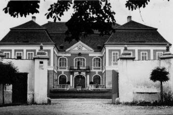 jižní průčelí na historické pohlednici, zřejmě z meziválečného období (© anon.)