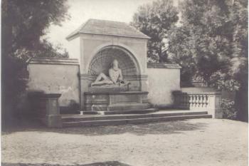 Barokní socha Neptuna se studnou ve Sklepní ulici poblíž zámku. Historická fotografie z poč.20.století - soukr.sbírka IvoR (© ?)