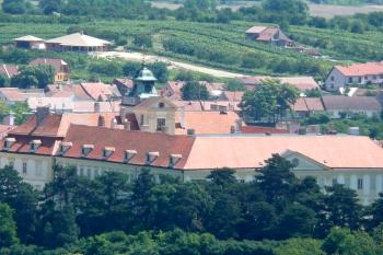 valtický zámek z kolonády Reitsna ( © Jan P. Štěpánek 07/2010)