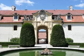 střední průčelí severozápadního křídla čestného dvora zámku ( © Jan P. Štěpánek 07/2010)