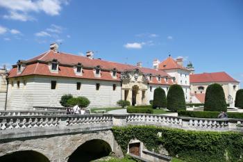 čestný dvůr zámku přes příkop do jádra zámku ( © Jan P. Štěpánek 07/2010)