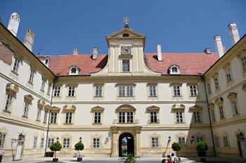 vnitřní dvůr zámku se vstupním křídlem ( © Jan P. Štěpánek 07/2010)