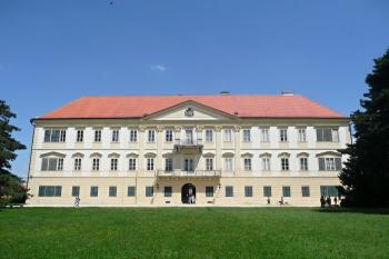 zahradní průčelí zámku ( © Jan P. Štěpánek 07/2010)