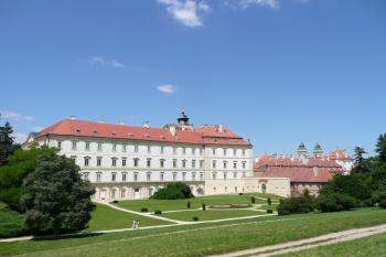 zámek Valtice od jihovýchodu ( © Jan P. Štěpánek 07/2010)