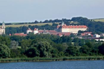 panorama městečka a zámku od rybníka v Sedleci ( © Jan P. Štěpánek 07/2010)