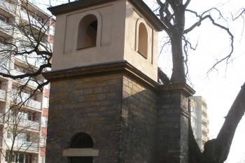 Zvonice s kaplí sv. Kříže v Letňanech (© Jiří Špaček, 02/2015)