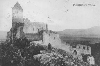 Hrad na fotografii z r. 1907. ( © zdroj:http://www.hrady-zamky.sk/)