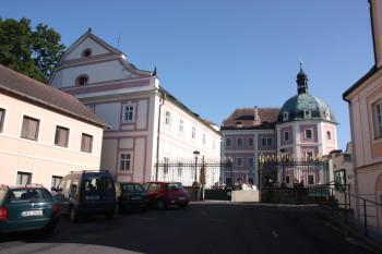 Pohled k zámku z náměstí ( © Ivan Grisa 08/2009)