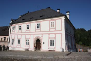 Úřednický dům u vstupu do areálu zámku a hradu ( © Ivan Grisa 08/2009)