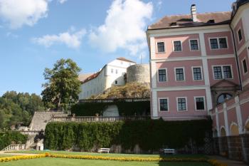 Západní křídlo zámku ze zahrady ( © Ivan Grisa 08/2009)