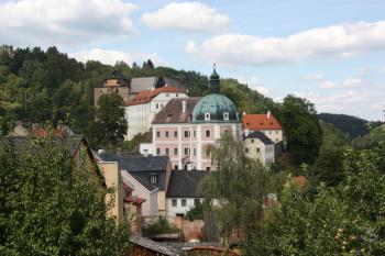 Zámek od kostela sv. Jiří ( © Ivan Grisa 08/2009)