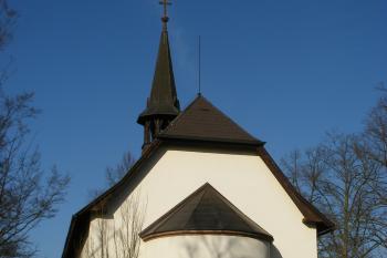 Jižní průčelí kostela v Klánovicích (© Jiří Špaček, 03/2015)