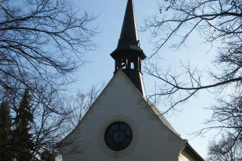 Vstupní průčelí kostela v Klánovicích (© Jiří Špaček, 03/2015)