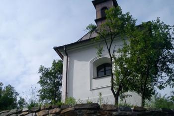 Pohled od přístupové cesty ( © Jan Večeřa 04/2015)