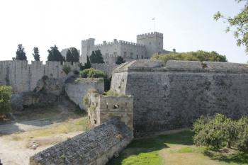 Palác velmistrů s hradbami (© Luděk Vláčil, 06/2013)