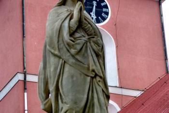 Socha u kostela Nanebevzetí Panny Marie ( © František Kinař 05/2017)