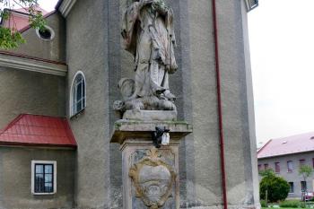 Socha u kostel Nanebevzetí Panny Marie ( © František Kinař 05/2017)