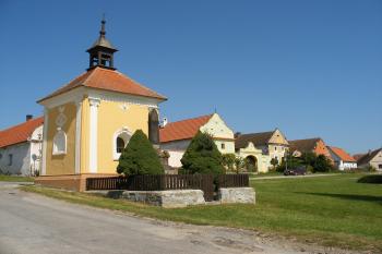 Kaple Nejsvětější Trojice v Plástovicích (© Jiří Špaček, 08/2009)