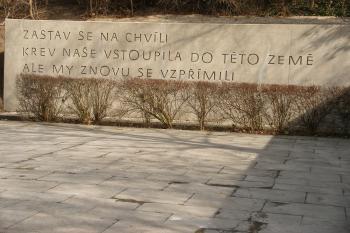 Stěna s verši Miroslava Floriana (© Jiří Špaček, 03/2015)