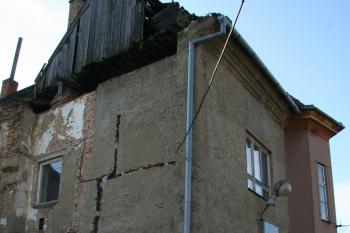 Místo kde stálo druhé křídlo zámku (© Petr Nožička 03/2015)