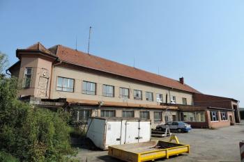 bývalé zahradní průčelí zámečku s nárožní věžicí ( © Jan P. Štěpánek 06/2015)