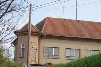 Detailnější pohled na zámeckou věž s uměle odkrytýn zdivem,jež stávala v jz.rohu zámku (© D Dohňanský, 10/2014)