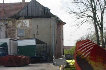 Sev.část jižního křídla na nějž se napojovalo křídlo západní ( © Dušan Dohňanský 10/2014)