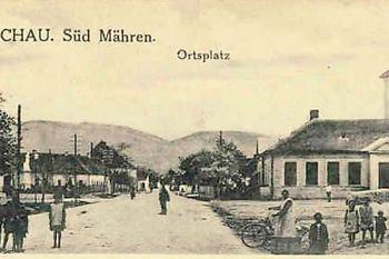  (Historický pohled na náves s kostelem (část z historické pohlednice) počátek 20.století.)