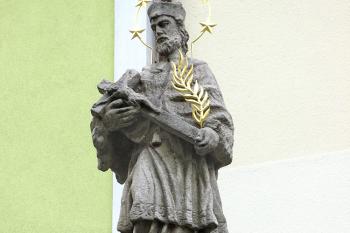 Kašna se sochou sv. Jana Nepomuckého v Kladně ( © Pavel Vítek 03/2015)