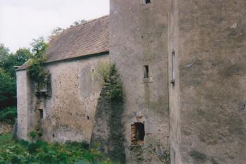 Severní průčelí tvrze s prevétem (© Lukáš Pechánek, 07/2001)
