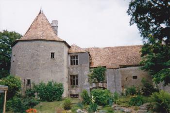 Tvrz od západu (© Lukáš Pechánek, 07/2001)