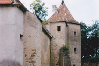 Severní trakt tvrze (© Lukáš Pechánek, 07/2001)