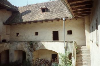 tvrz Cuknštejn (© Vlastislav Mareček, 07/1990)