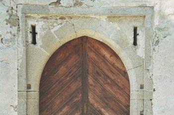 brána tvrze - zamčeno (rekonstrukce) (© Miroslav Rybáček, 04/2007)