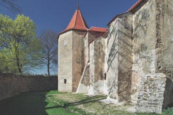 západní průčelí s osmibokou věží (© Miroslav Rybáček, 04/2007)