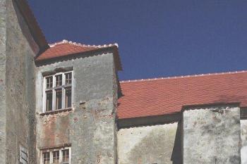okna v západním průčelí u věže (© Miroslav Rybáček, 04/2007)
