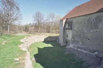 okružní příkop se stínem věže (© Miroslav Rybáček, 04/2007)