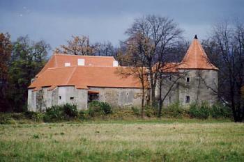 Cuknštejn s novou střešní krytinou (2002 ©Jiří Cukr)