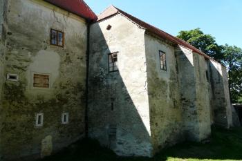 tvrz dotvořená kulisami pohádky 