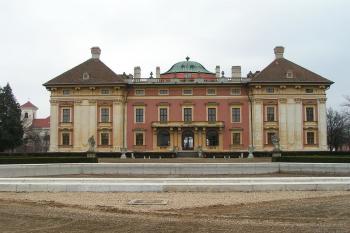vstupní průčelí (© Petr Turyna 03/2005)
