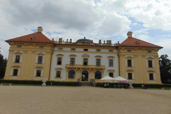 Záp. parkové křídlo s nárožními kubusy a balkonem v osové části (© Dušan Dohňanský  07/2021)