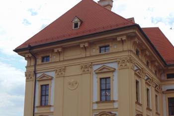 Zakončení sev. křídla budovou uskakující k severu (© Dušan Dohňanský  09/2021)