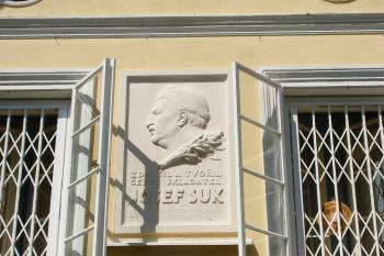 Pamětní deska na Sukově domku (© Jiří Špaček, 08/2011)