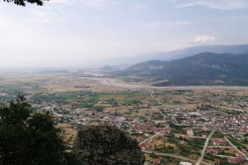 Pohled na město Kalabaka z kláštera. (© Luděk Vláčil, 07/2012)