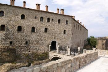 Vstup do kláštera ,dnes již po mostě. (© Luděk Vláčil, 07/2012)