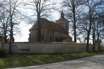 Kostel sv. Lukáše ve Svárově (© Jiří Špaček, 04/2015)