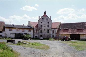 Pohled na dvůr (© 2002 Jiří Čížek)