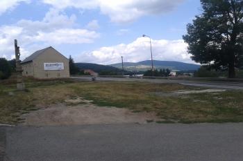 Dnešní místo naprosto nepřipomíná, že tu stával středověký hrad ( © Ivo Rozehnal 08/2019)