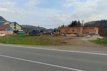 Střední část dnes rozkopaného tvrziště od sz. (© Dušan Dohňanský  05/2021)